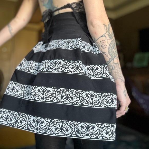 Adorable Black & White Skirt - Picture 4 of 8